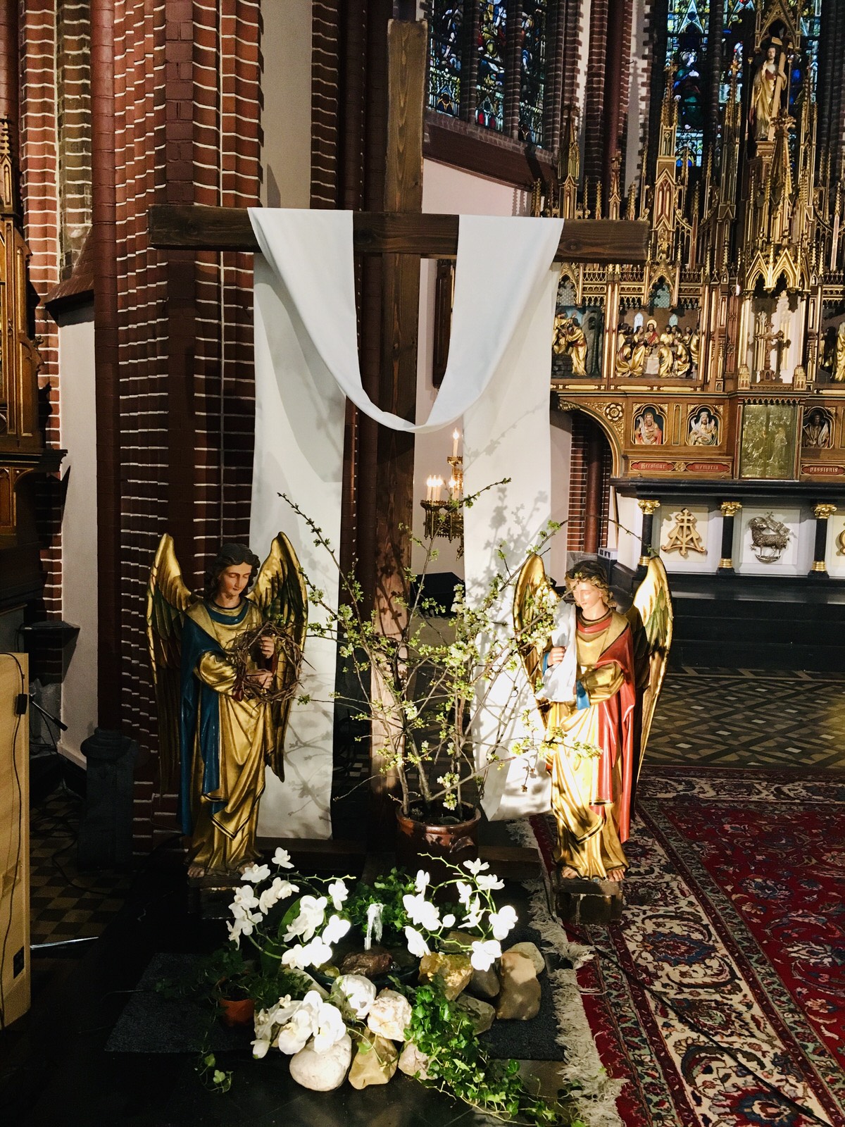 Palmzondag St Paulus Vaals kruis met engelen en bloesem